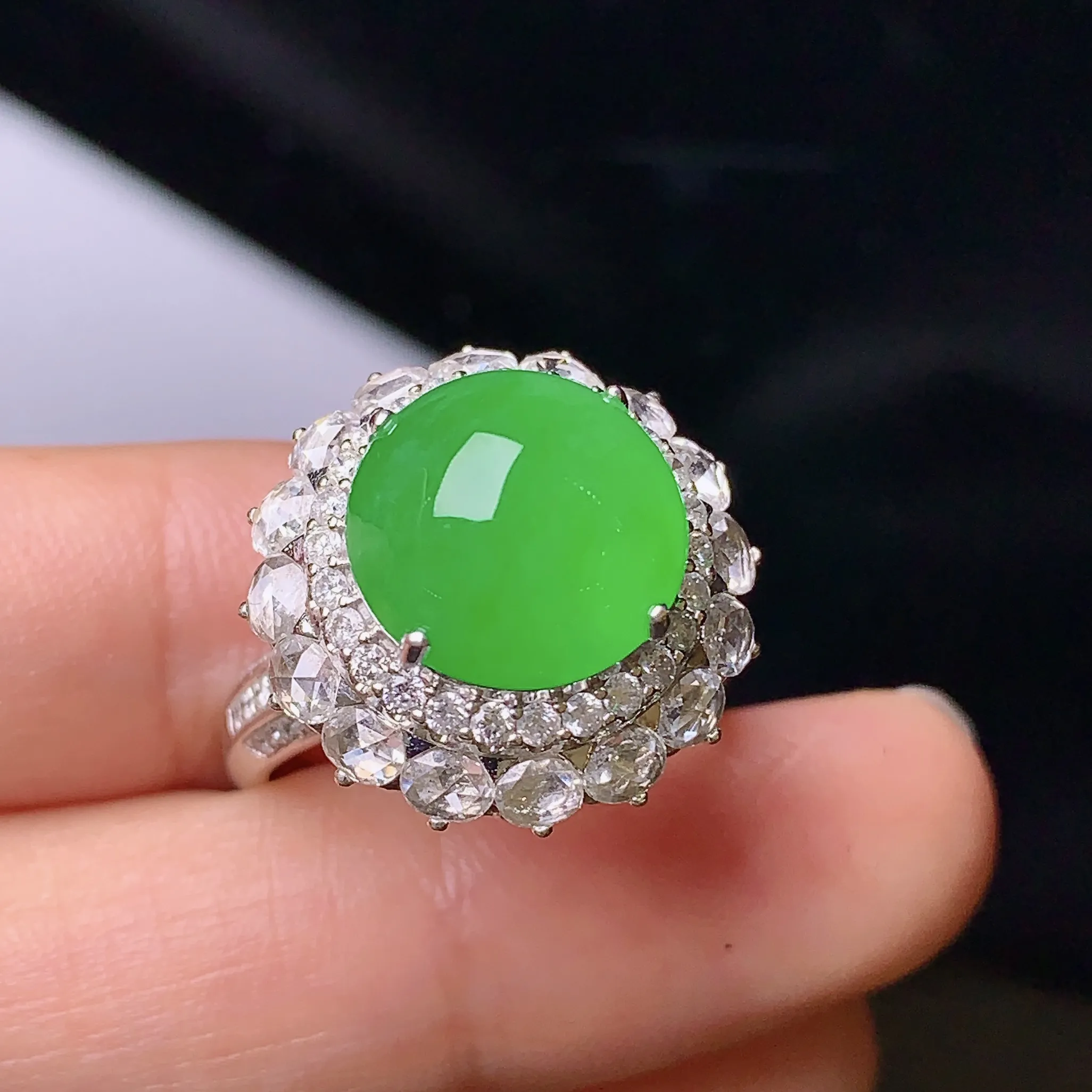 18k金钻镶嵌满绿蛋面戒指 玉质细腻 色泽艳丽 款式新颖时尚唯美 圈口14 整体尺寸18.3*14.5