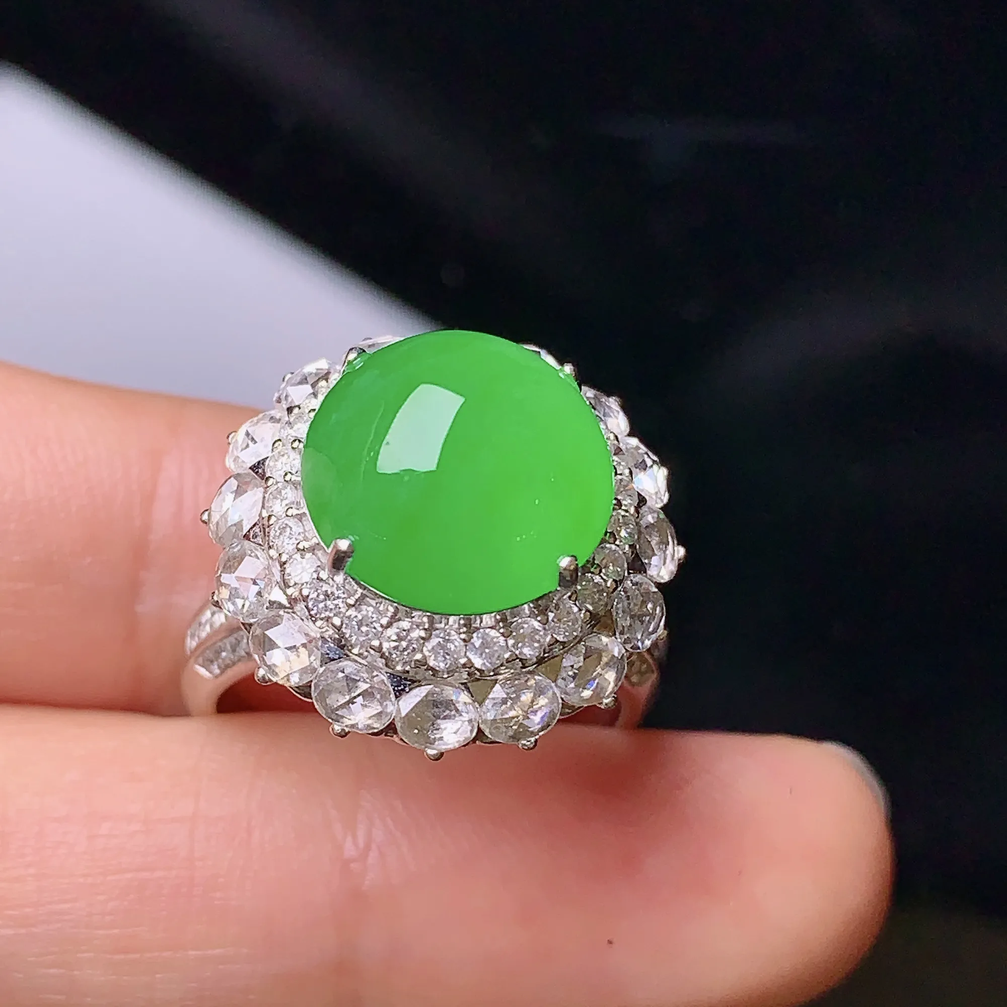 18k金钻镶嵌满绿蛋面戒指 玉质细腻 色泽艳丽 款式新颖时尚唯美 圈口14 整体尺寸18.3*14.