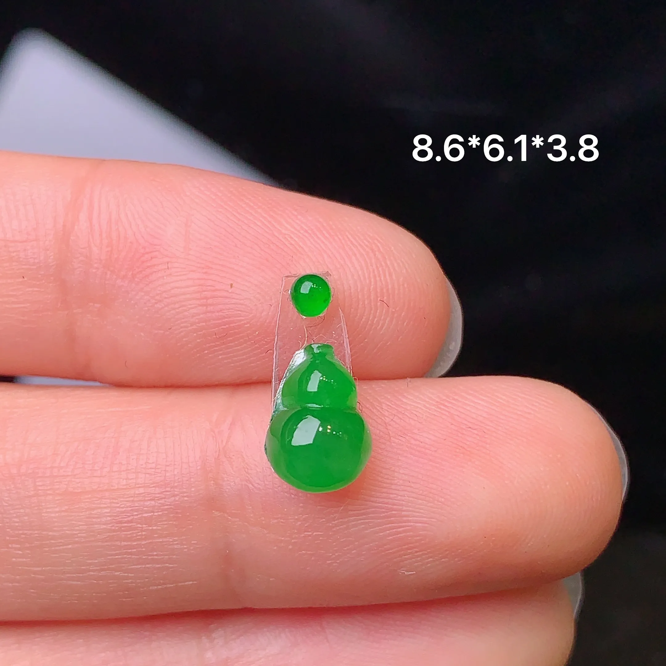 镶嵌款 满绿葫芦 玉质细腻 水润透亮 色泽艳丽 搭配绿色小蛋面 整体尺寸8.6*6.1*3.8