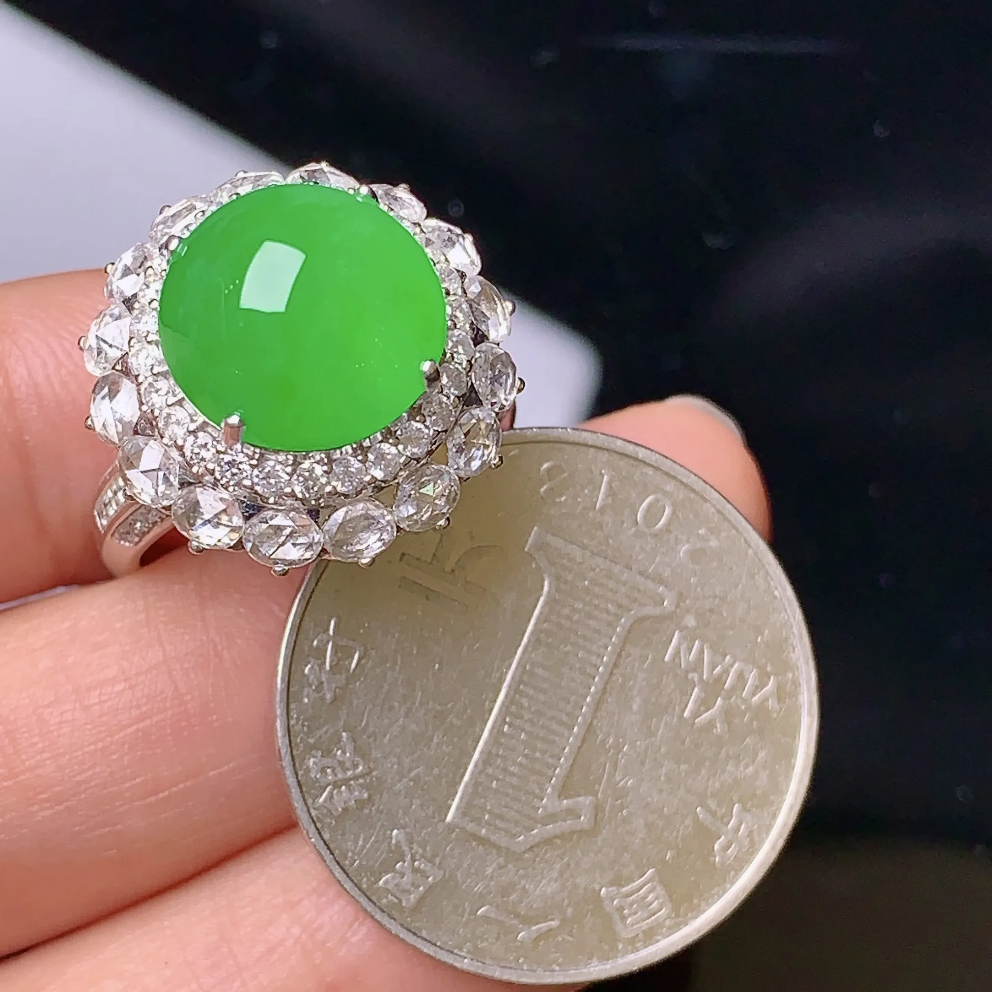18k金钻镶嵌满绿蛋面戒指 玉质细腻 色泽艳丽 款式新颖时尚唯美 圈口14 整体尺寸18.3*14.5