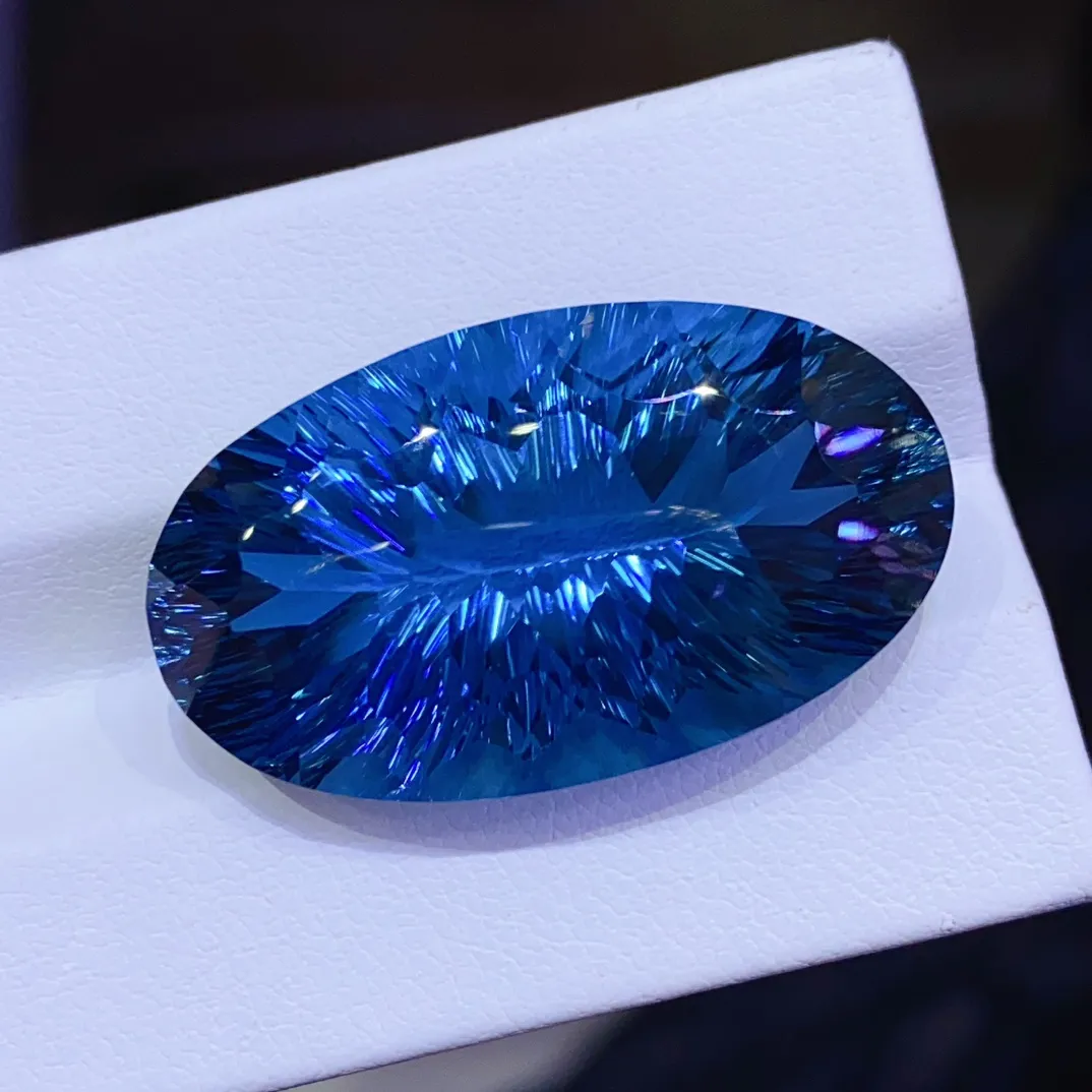 托帕石 漂亮伦敦蓝 
玻璃体 千禧切工火彩美 
50.68ct 规格30×17.3×12.4mm
