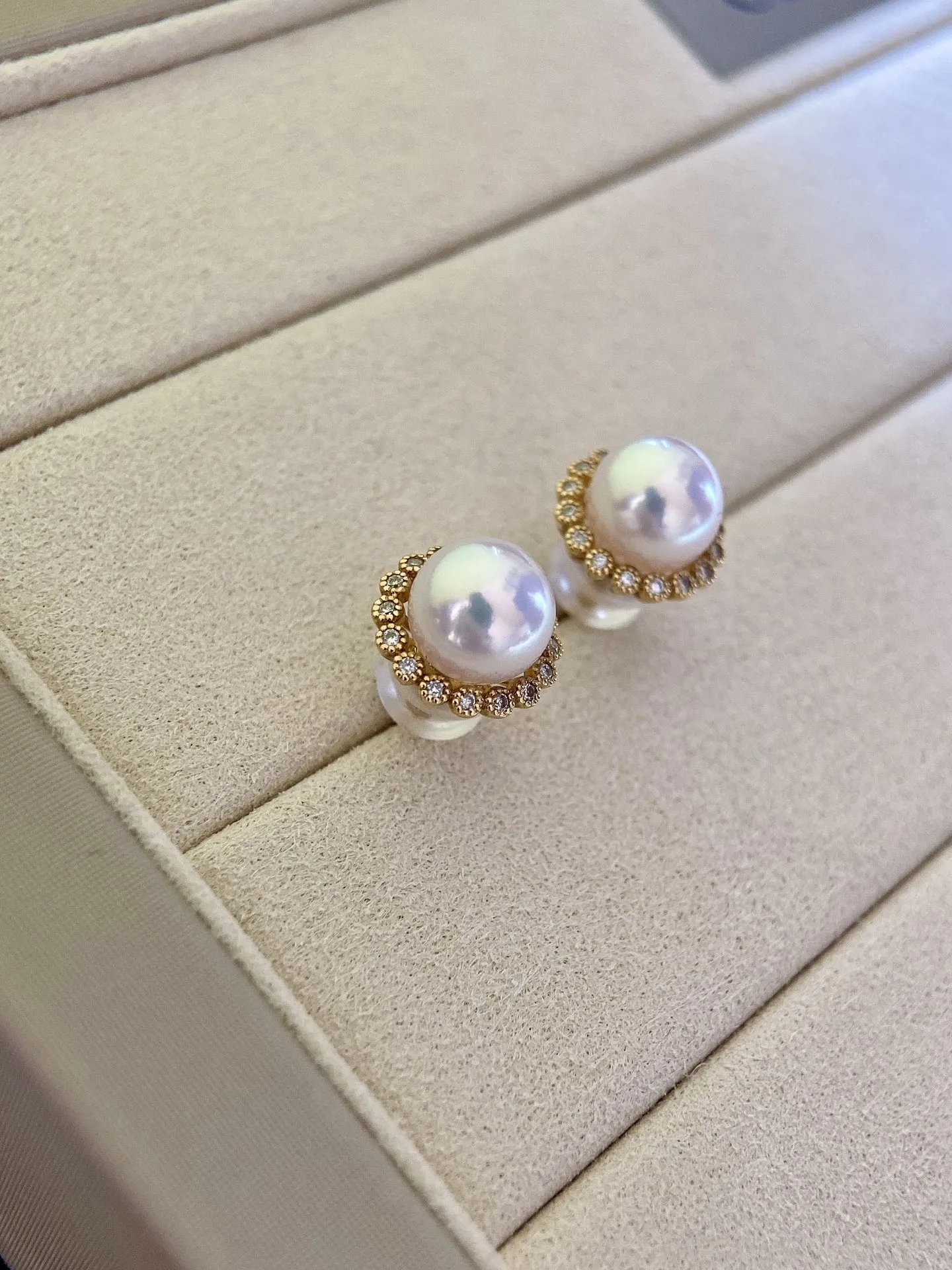 akoya耳钉，18K金钻石镶嵌，搭配的是akoya海水珍珠，规格：7.5-8mm，樱花粉，镜面光，