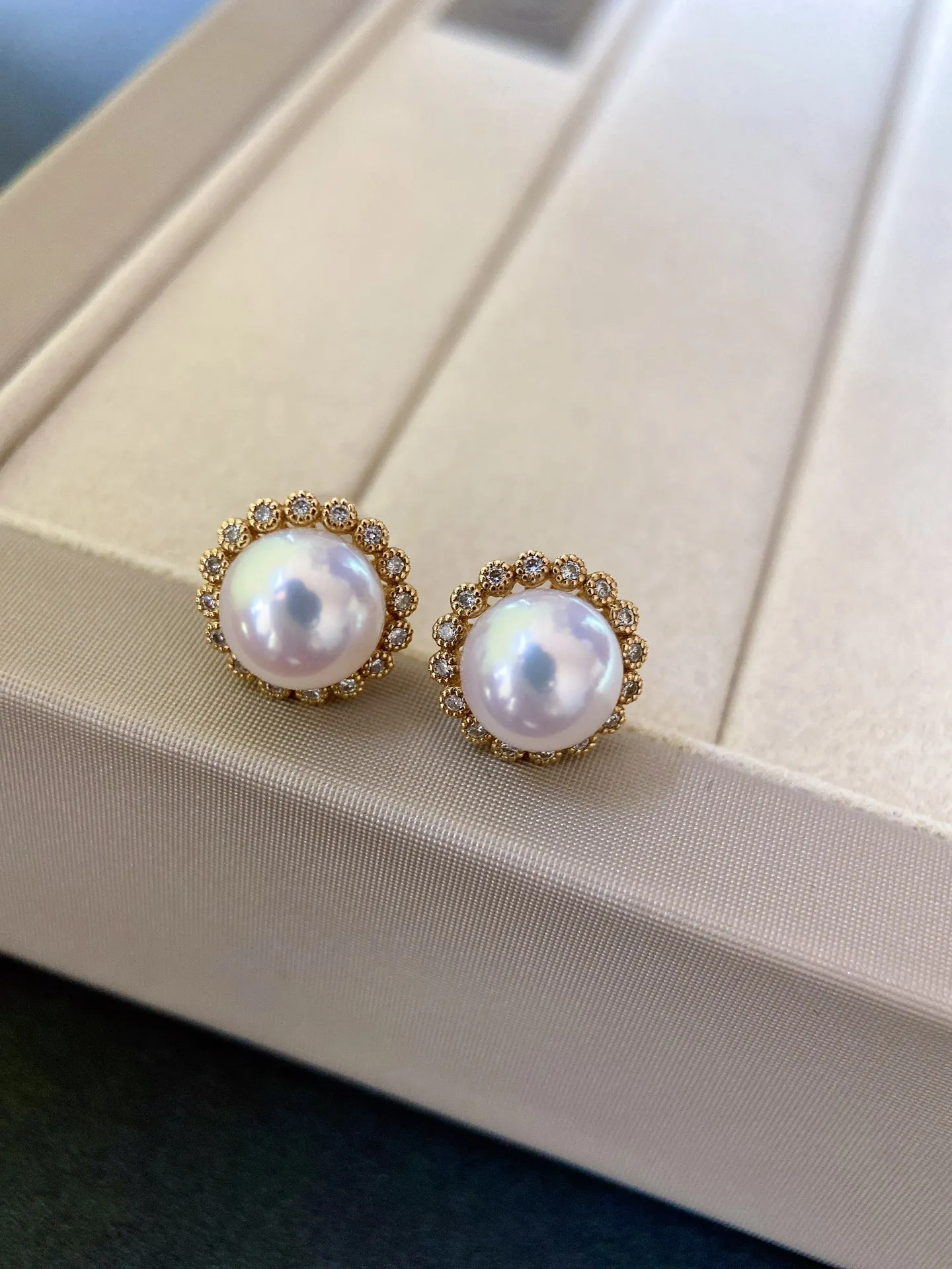 akoya耳钉，18K金钻石镶嵌，搭配的是akoya海水珍珠，规格：7.5-8mm，樱花粉，镜面光，正圆强光皮光细腻，钻石：32颗！同款随机发