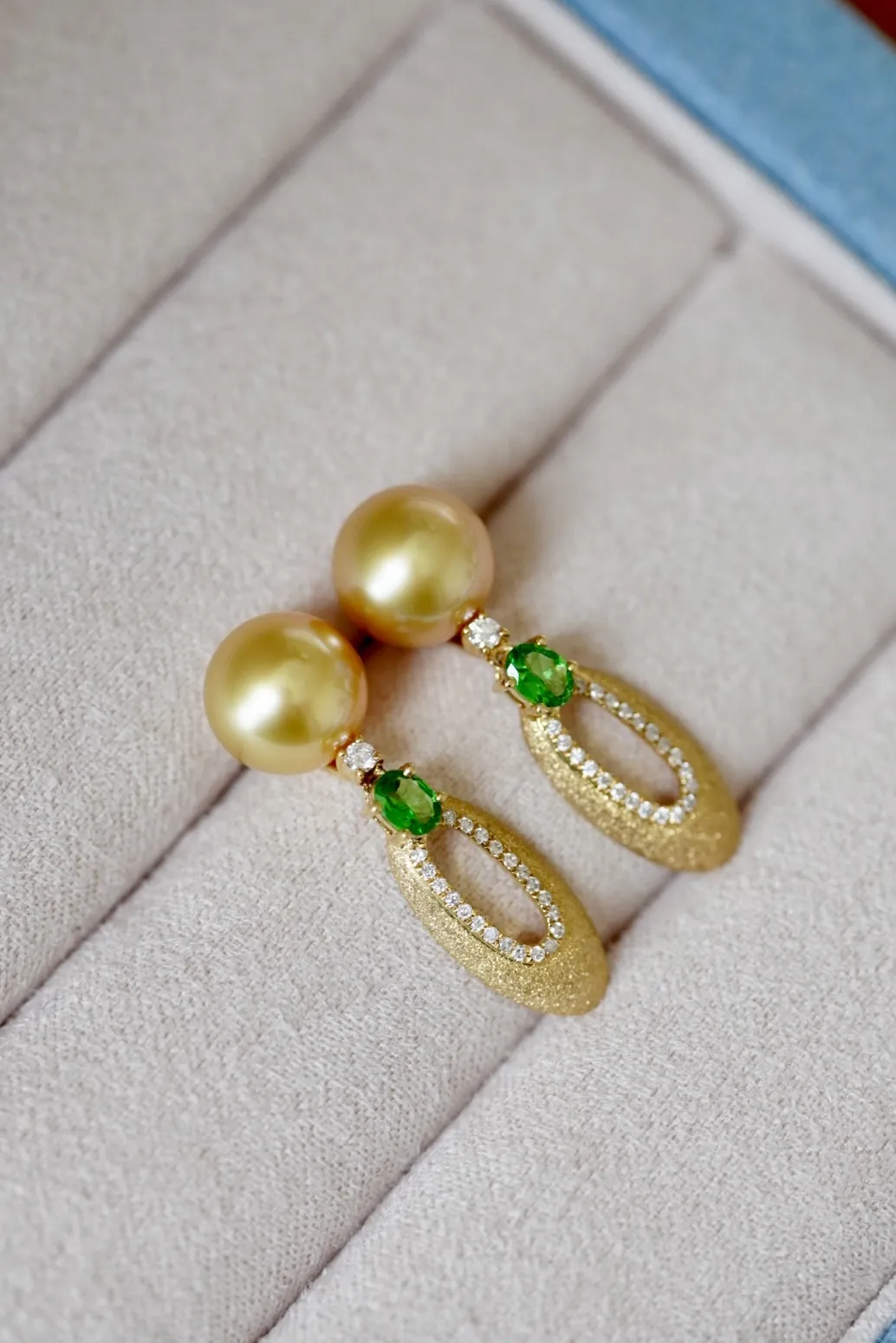 浓金金珍珠耳钉，设计款，彩色宝石磨砂工艺！金珍珠，大家一直想找的小的浓金的金珍珠，金珍珠小的本来就少