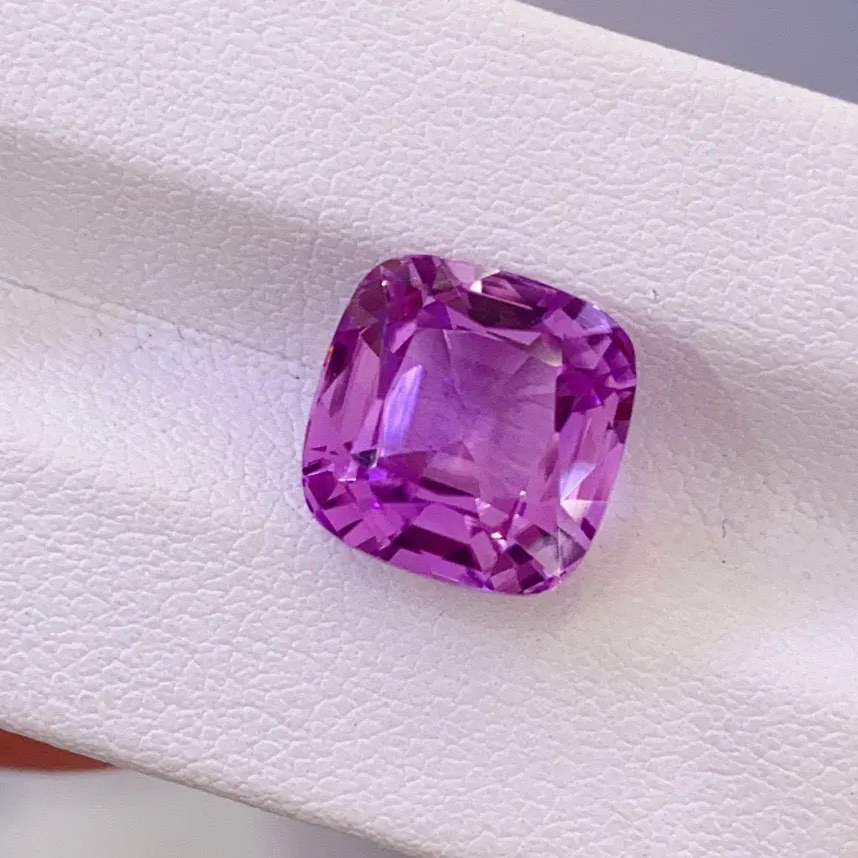 天然紫锂辉 漂亮紫荆花色 
玻璃体 精切 火彩璀璨 
8.3ct 规格11×11×8.3mm