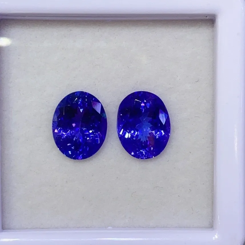 天然坦桑石耳钉料 漂亮皇家蓝 
玻璃体 精湛切工火彩足 
一对5.35ct 规格10×8×4.9mm
