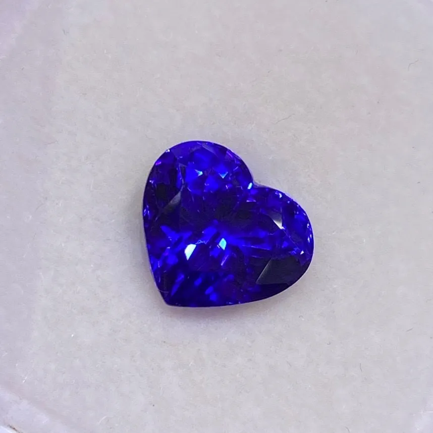 天然坦桑石爱心海洋之星 
漂亮皇家蓝色 玻璃体 精切工火彩璀璨 
10.65ct 规格12.2×1