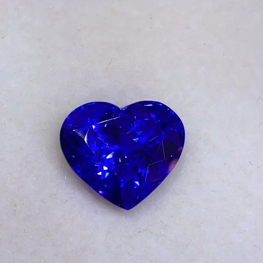 天然坦桑石爱心海洋之星 
漂亮皇家蓝色 玻璃体 精切工火彩璀璨 
10.65ct 规格12.2×14×9.3mm