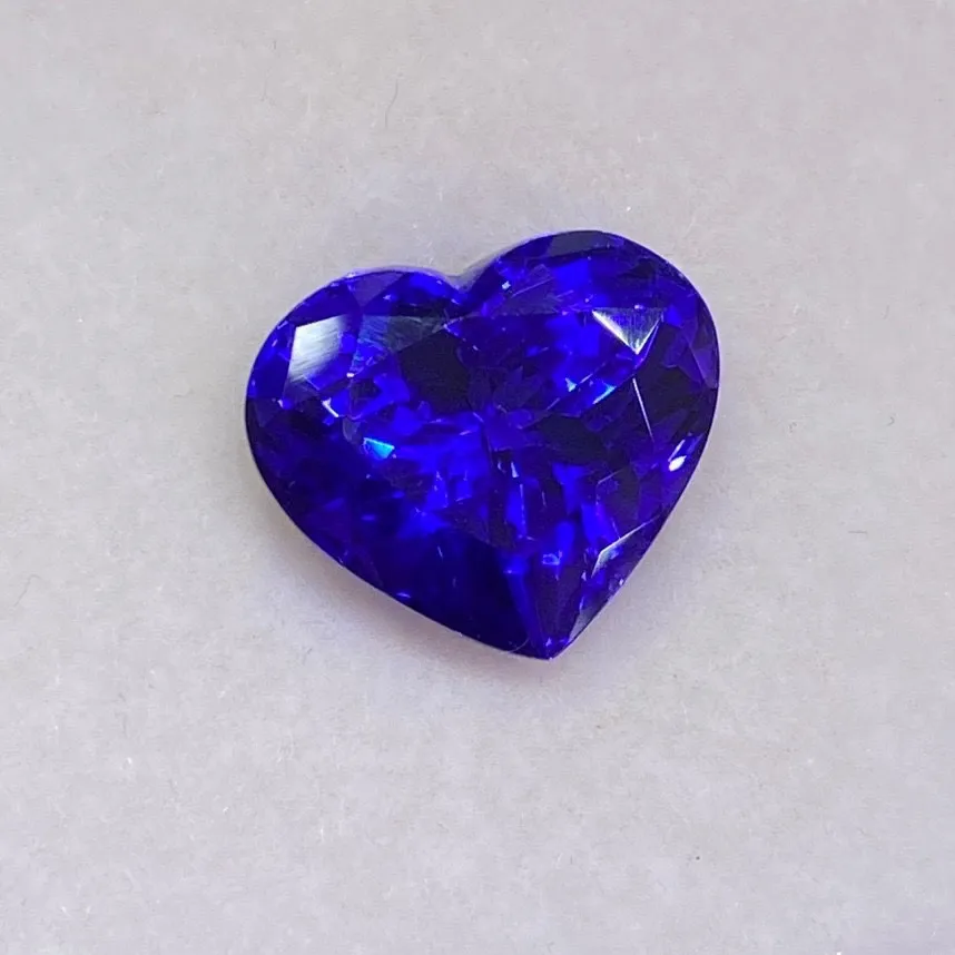 天然坦桑石爱心海洋之星 
漂亮皇家蓝色 玻璃体 精切工火彩璀璨 
10.65ct 规格12.2×14×9.3mm