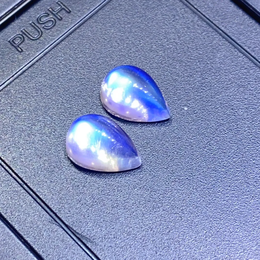 天然蓝月光石 耳坠料 
玻璃体蓝光 饱满立体 
一对4.95ct 规格10×7×5.3mm
