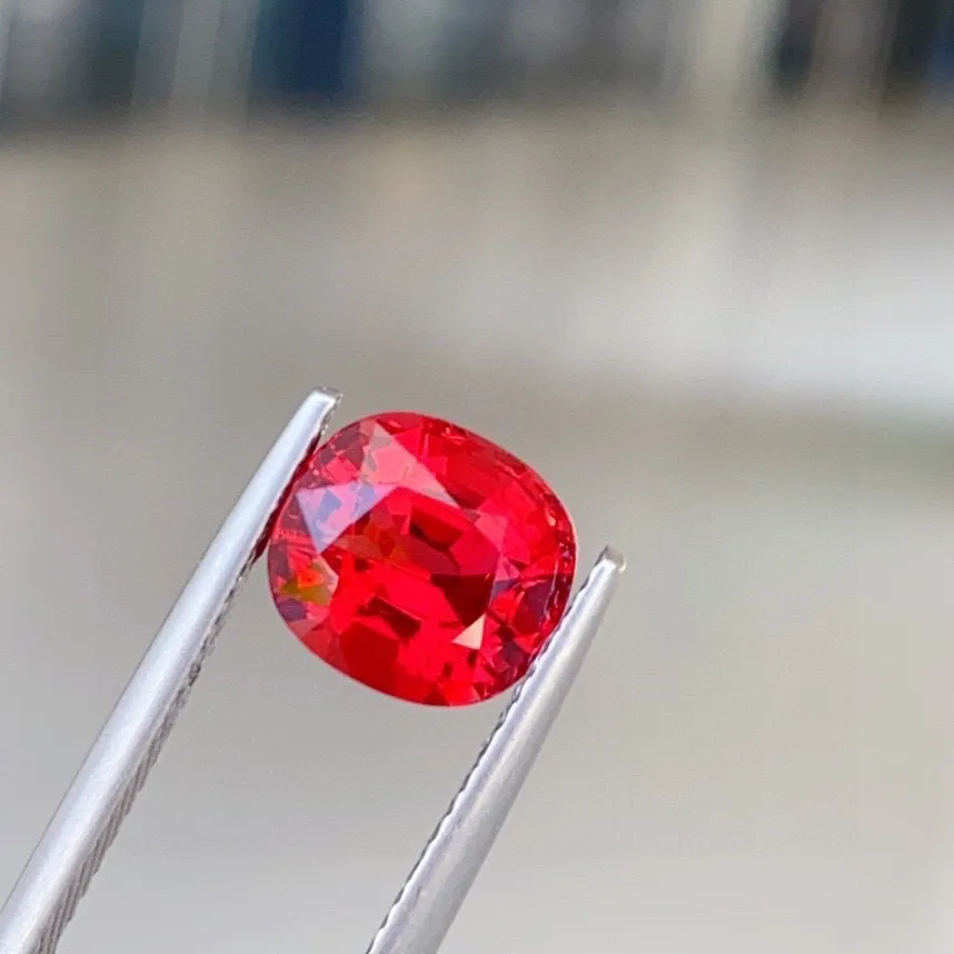 鸽血红尖晶石 颜色漂亮 
净度高 精切工 火彩美
3.18ct 规格8.5×7.8×5.8mm