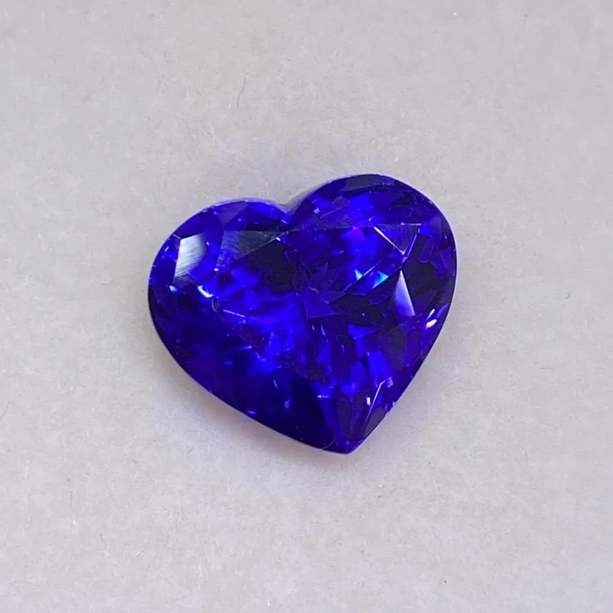 天然坦桑石爱心海洋之星 
漂亮皇家蓝色 玻璃体 精切工火彩璀璨 
10.65ct 规格12.2×1