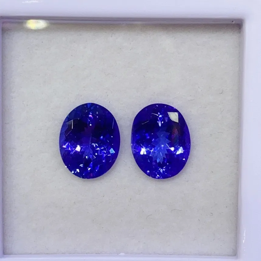 天然坦桑石耳钉料 漂亮皇家蓝 
玻璃体 精湛切工火彩足 
一对5.35ct 规格10×8×4.9mm