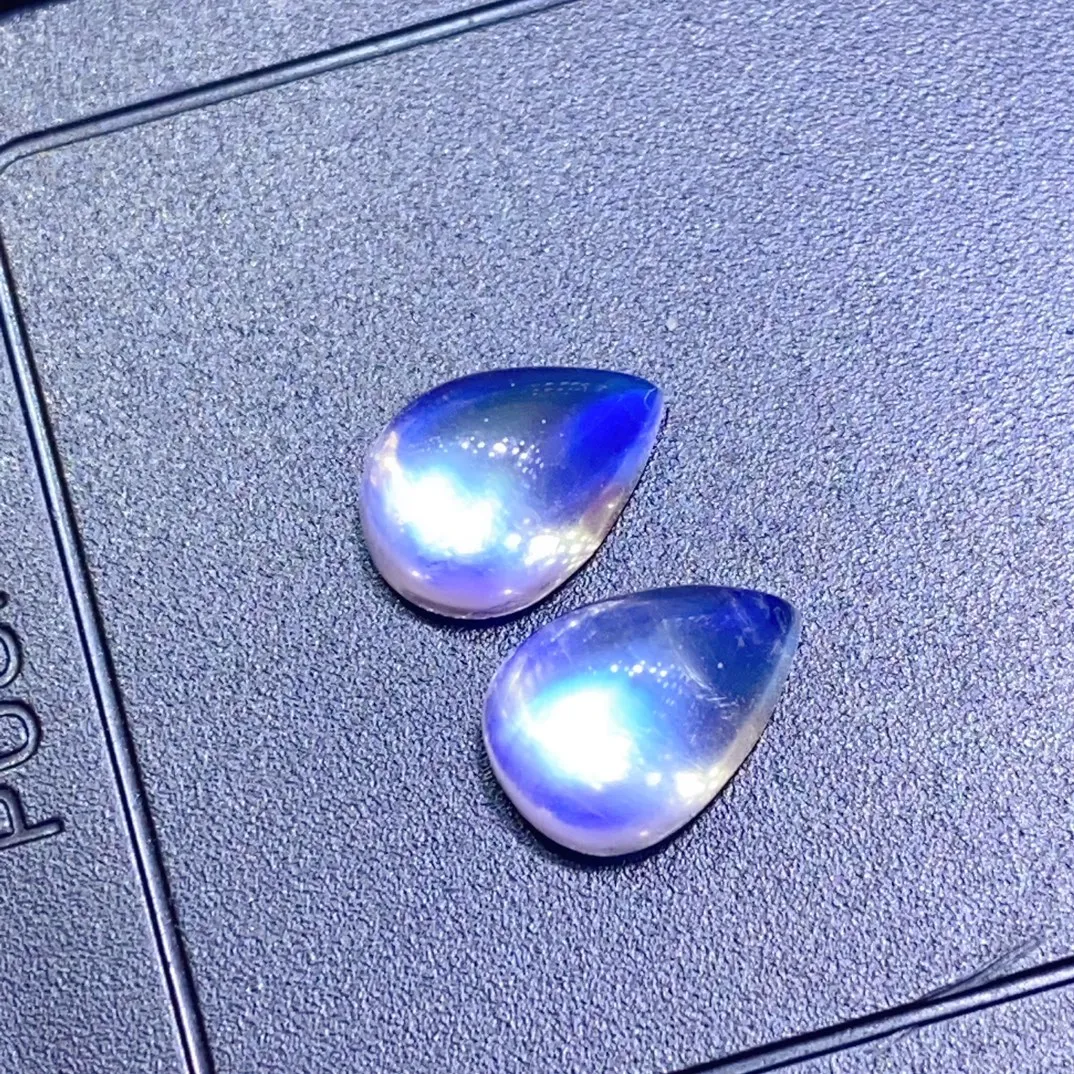 天然蓝月光石 耳坠料 
玻璃体蓝光 饱满立体 
一对4.95ct 规格10×7×5.3mm
