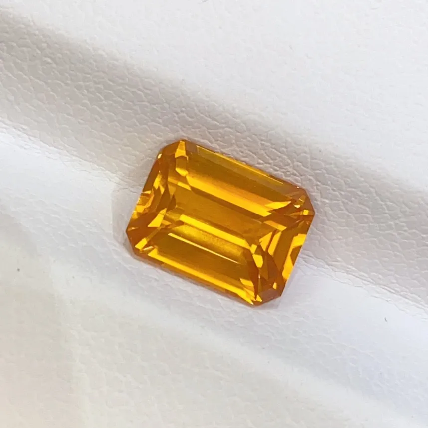 天然黄蓝宝石 颜色金黄 
晶体干净 祖母绿切工火彩太好了
3.2ct 国际权威证书