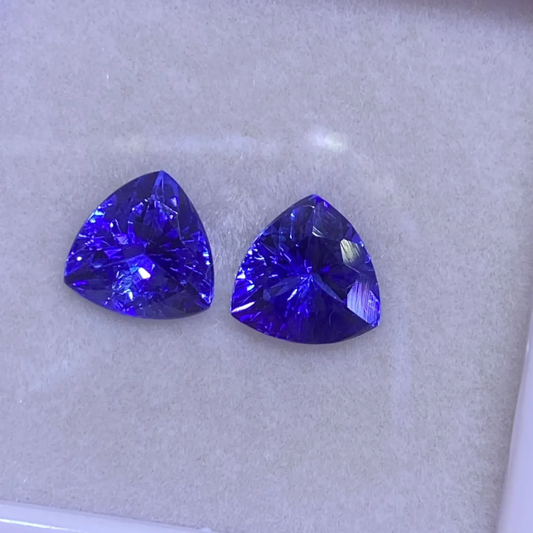 天然坦桑石耳钉料 皇家蓝色 
玻璃体 精切 火彩璀璨  
一对3.6ct 规格8×8×4.5mm