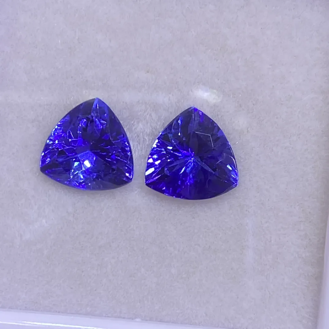 天然坦桑石耳钉料 皇家蓝色 
玻璃体 精切 火彩璀璨  
一对3.6ct 规格8×8×4.5mm