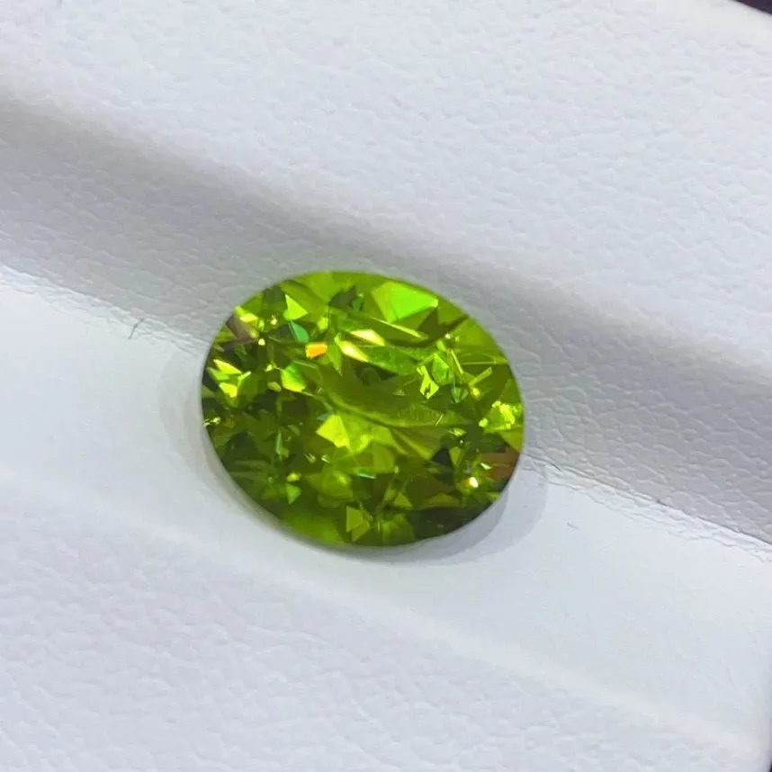 橄榄石 颜色漂亮 
肉眼干净 精切工 火彩璀璨
4.75ct 规格12×9.7×5.8mm