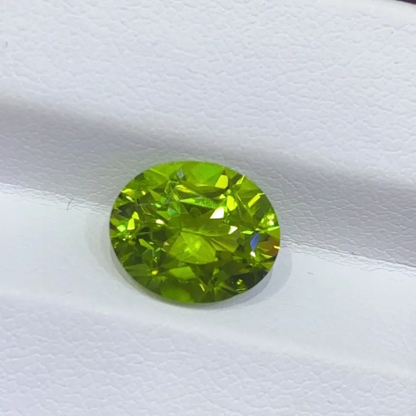 橄榄石 颜色漂亮 
肉眼干净 精切工 火彩璀璨
4.75ct 规格12×9.7×5.8mm