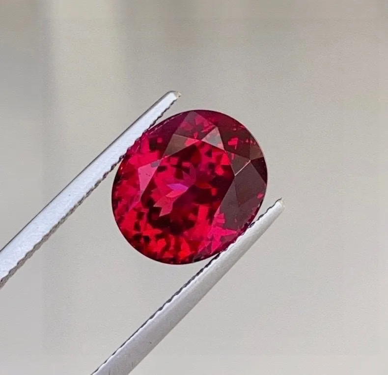 天然镁铝石榴石 漂亮宝石红 
玻璃体 精湛切工火彩美
8.8ct 规格12×10.2×8mm