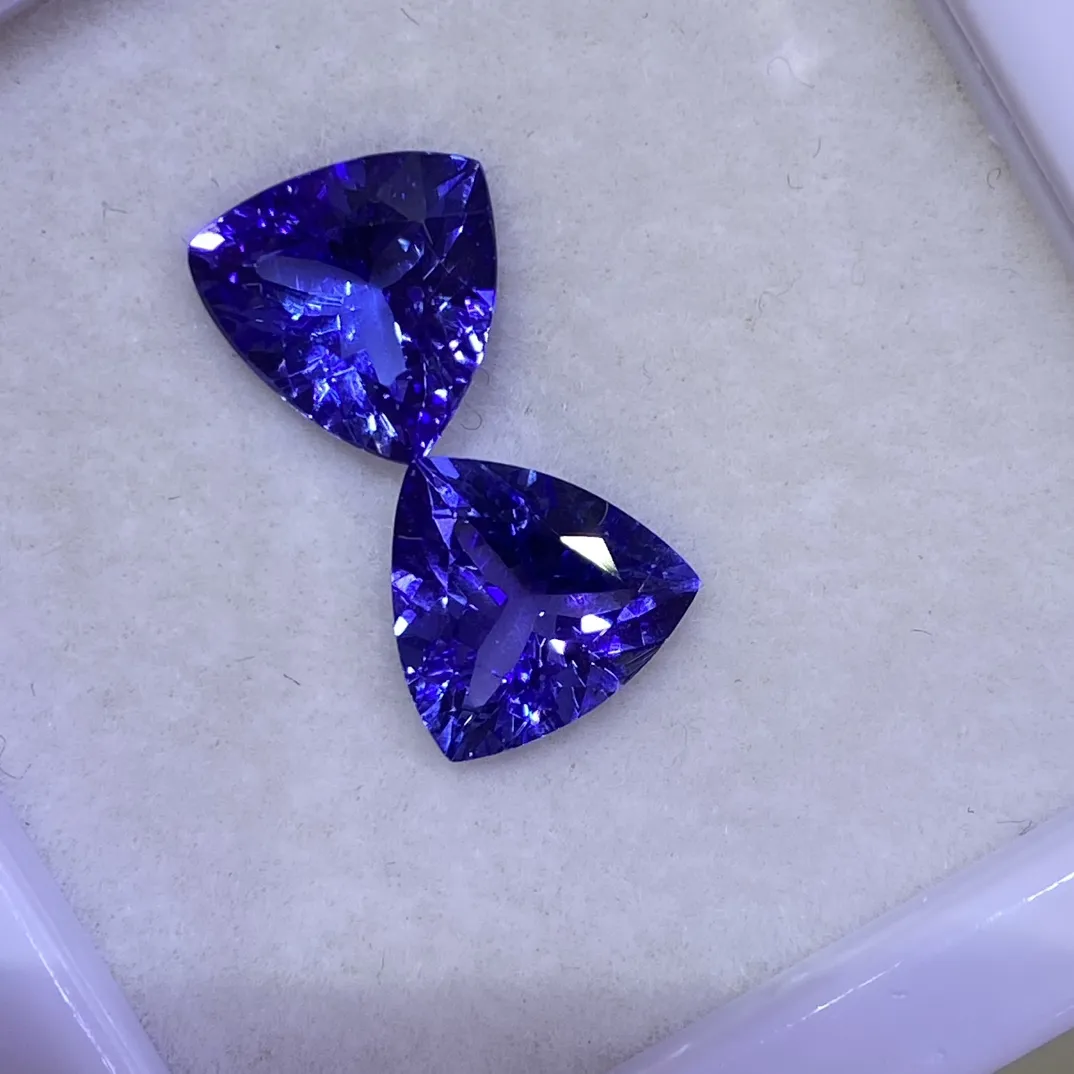 天然坦桑石耳钉料 颜色漂亮 
三角形 玻璃体 精切火彩足  
一对3.1ct 规格7.8×7.8mm