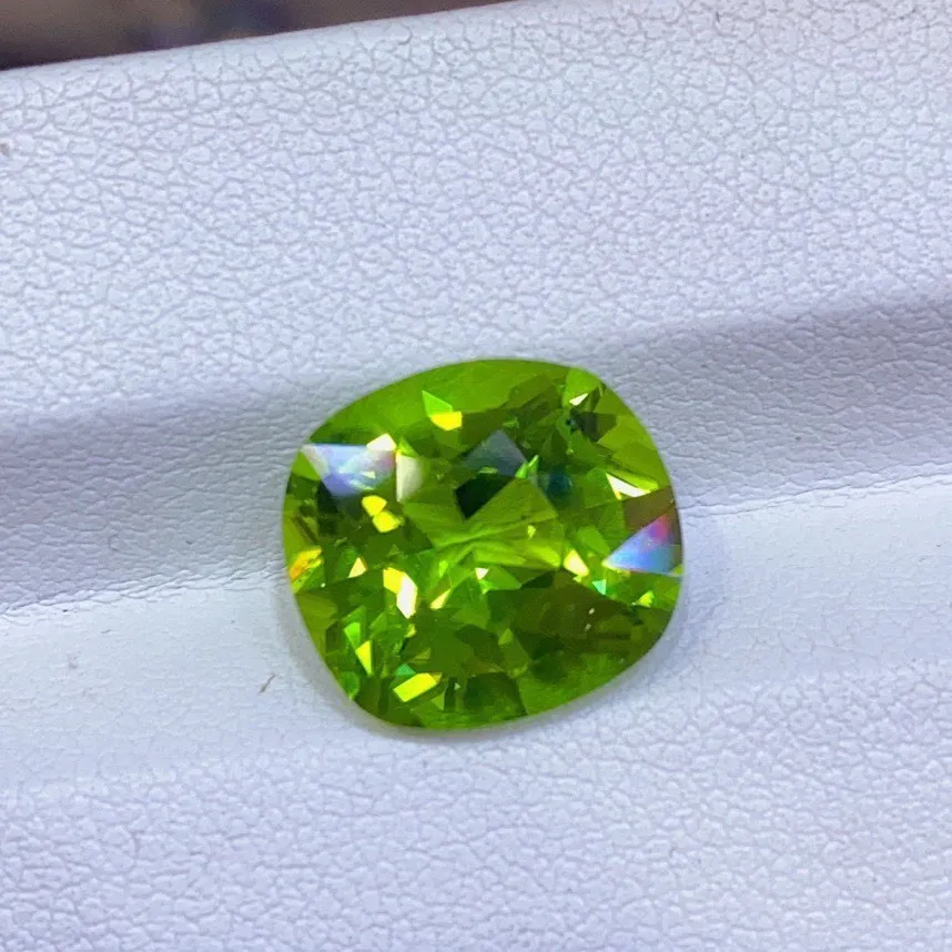 天然橄榄石 
颜色漂亮 玻璃体 精切工火彩璀璨
6.95ct 规格12×10.8×7.3mm