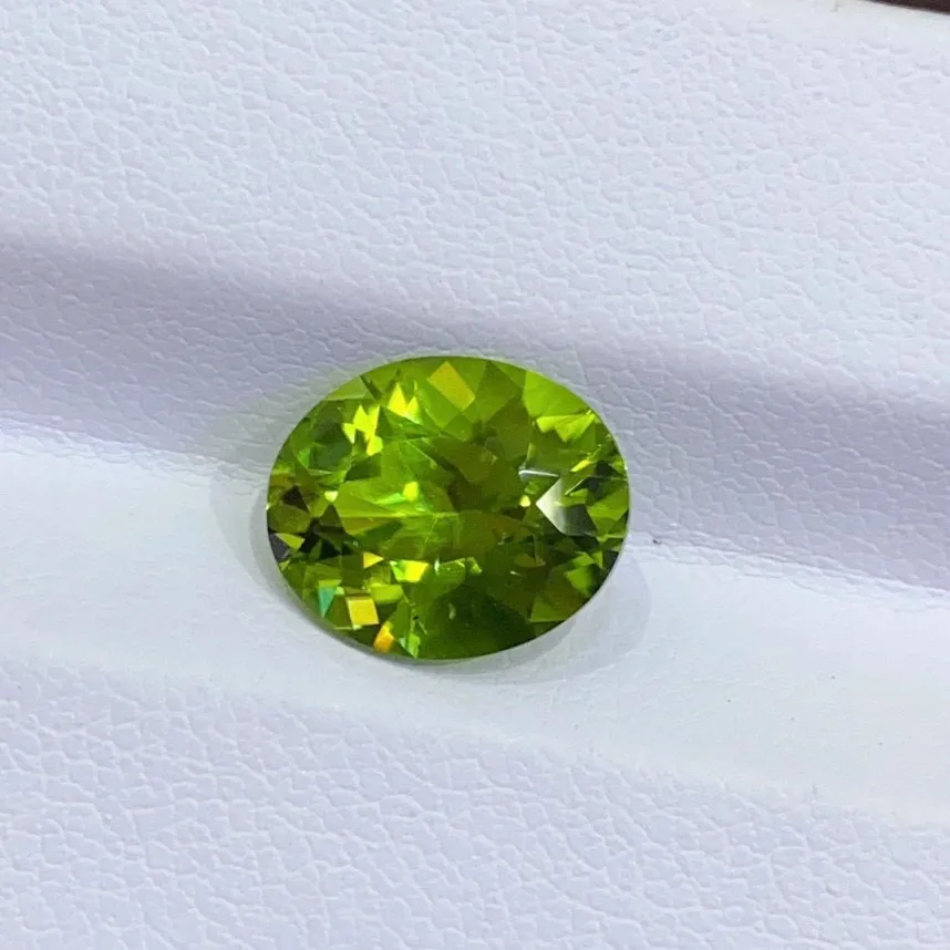 天然橄榄石 颜色漂亮 
净体 祖母绿切工火彩足
3.82ct 规格10.6×8.8×6.3mm