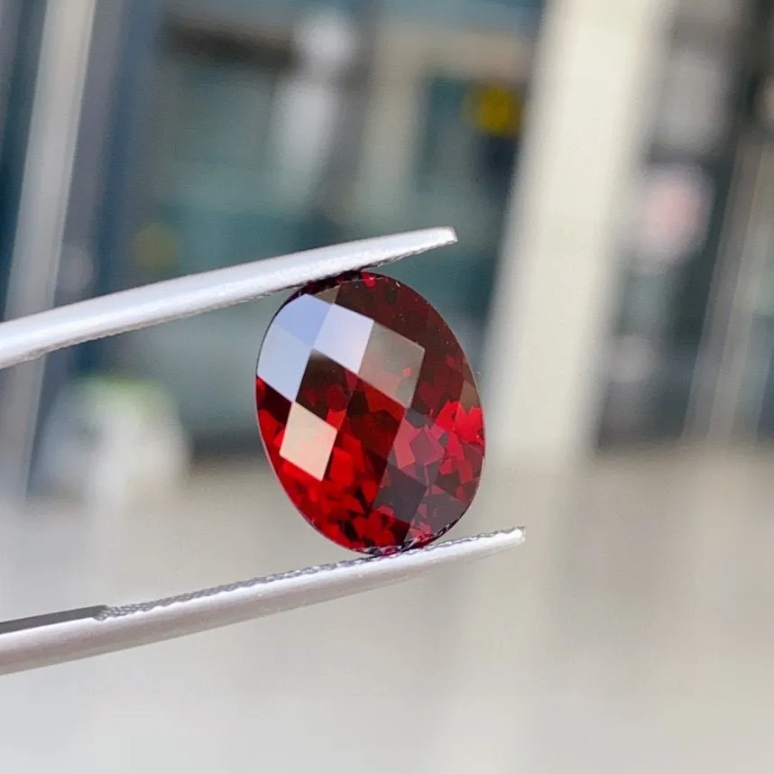 天然石榴石 宝石红 
玻璃体 精湛格子面切工火彩更美 
7.88ct 规格13×10.3×7mm