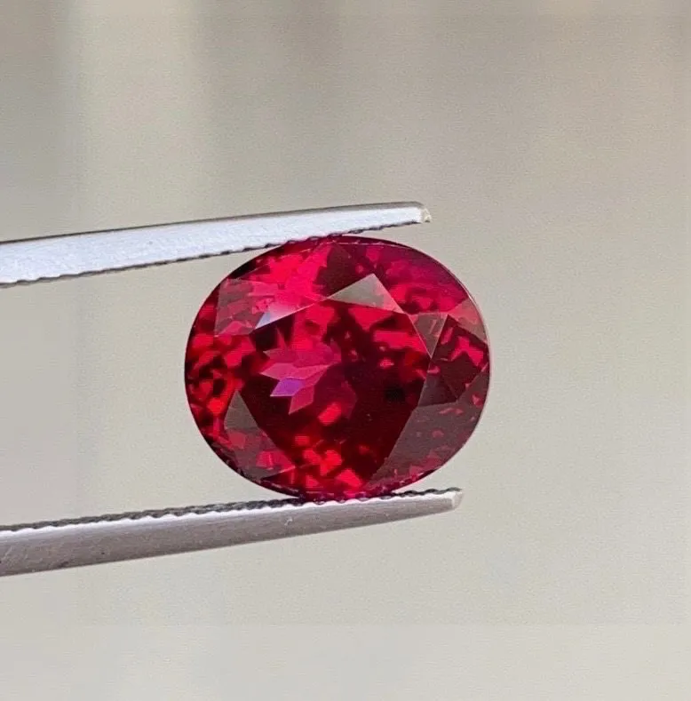 天然镁铝石榴石 漂亮宝石红 
玻璃体 精湛切工火彩美
8.8ct 规格12×10.2×8mm