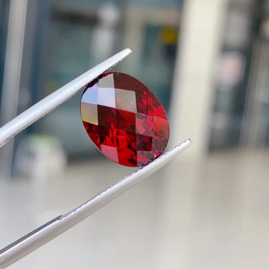 天然石榴石 宝石红 
玻璃体 精湛格子面切工火彩更美 
7.88ct 规格13×10.3×7mm