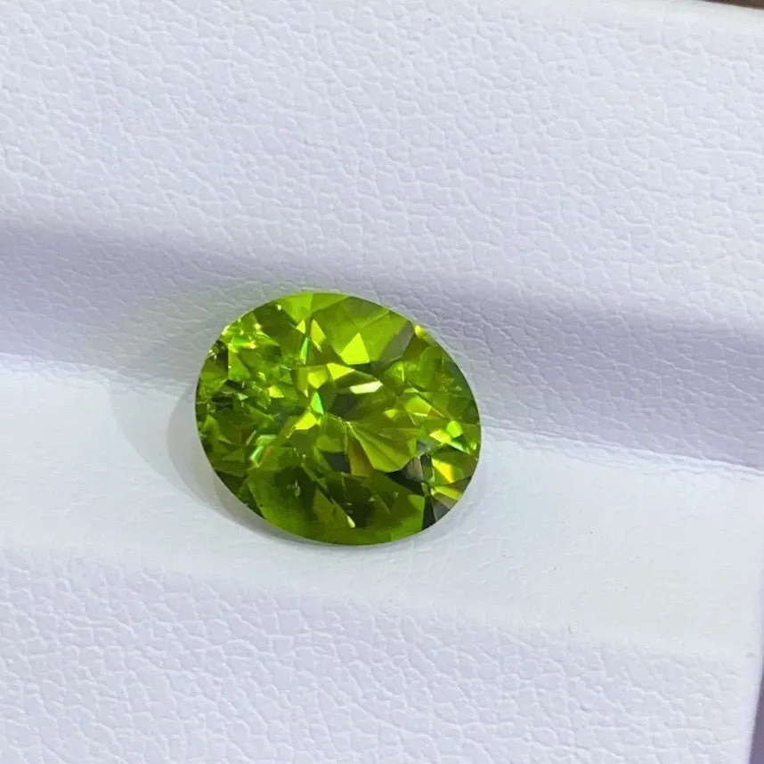 天然橄榄石 颜色漂亮 
净体 祖母绿切工火彩足
3.82ct 规格10.6×8.8×6.3mm