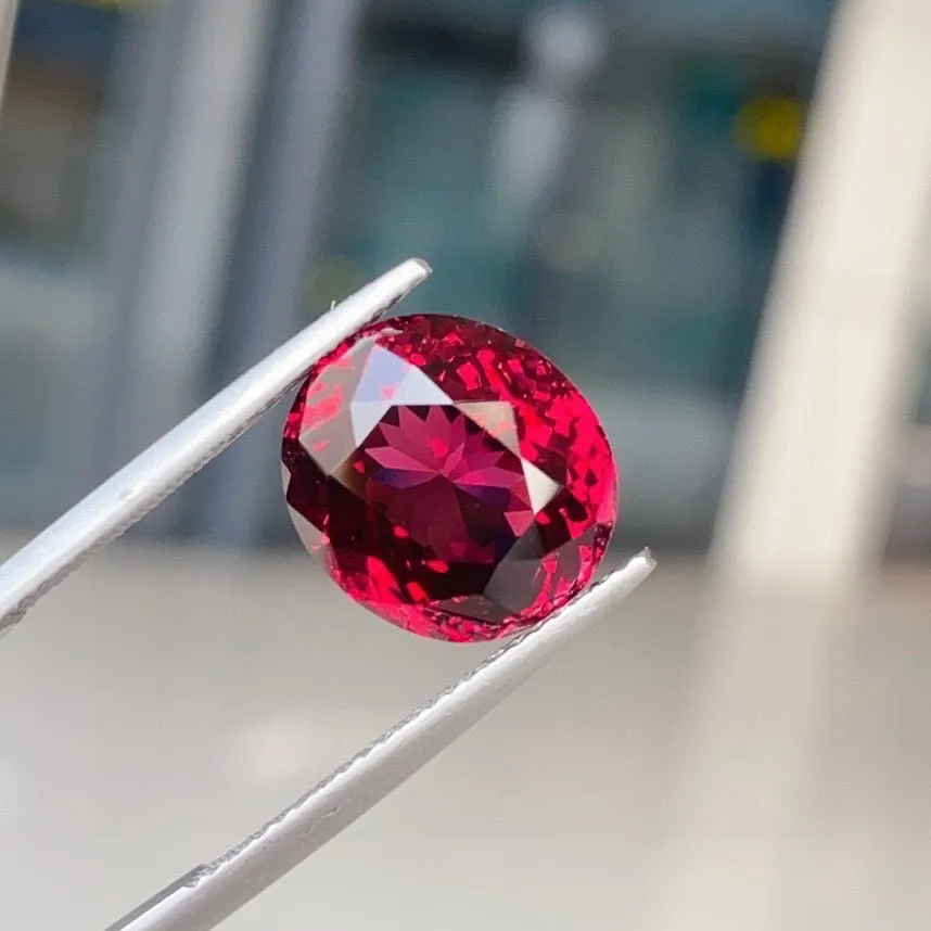 天然镁铝石榴石 漂亮宝石红 
玻璃体 精切工火彩太美啦 
9.85ct 规格12.3×11×8.4mm