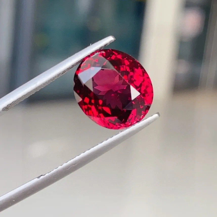 天然镁铝石榴石 漂亮宝石红 
玻璃体 精切工火彩太美啦 
9.85ct 规格12.3×11×8.4m