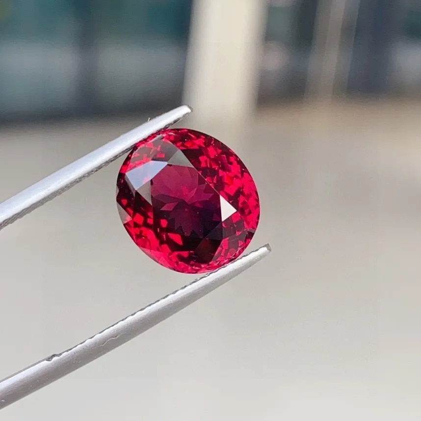 天然镁铝石榴石 漂亮宝石红 
玻璃体 精切工火彩太美啦 
9.85ct 规格12.3×11×8.4m