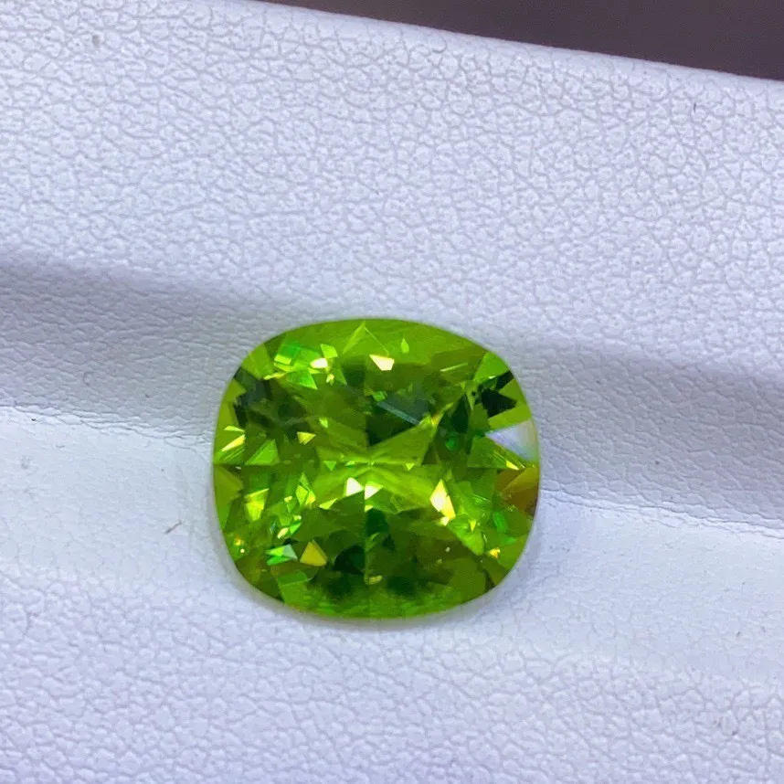 天然橄榄石 
颜色漂亮 玻璃体 精切工火彩璀璨
6.95ct 规格12×10.8×7.3mm