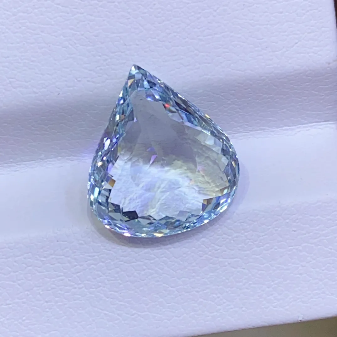 天然海蓝宝 海蓝色 
台面大 玻璃体 精切火彩漂亮 
7.36ct 规格15.3×13.8×6.3mm