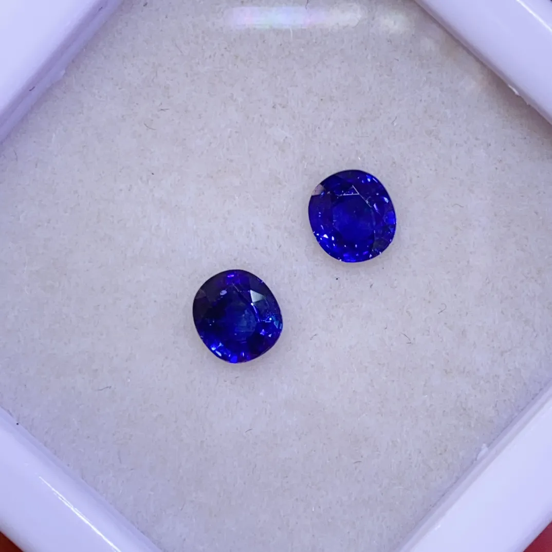 天然蓝宝石耳钉料 皇家蓝 
净度高 颜色美 精切工满火彩
一对1.12ct 规格4.8×4.3mm