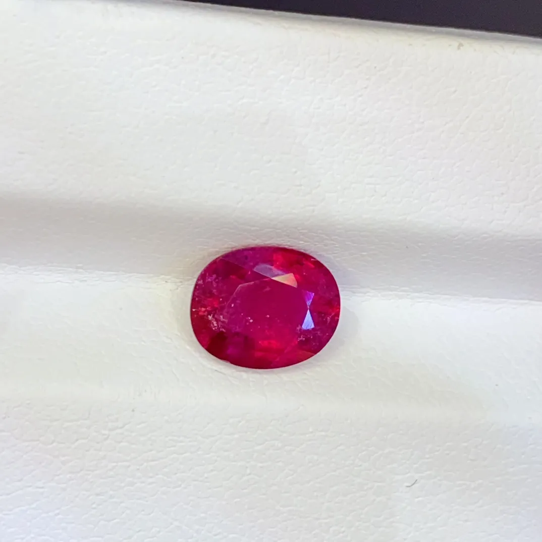 天然卢比莱 颜色漂亮 
晶体干净 精切工火彩足 
2.14ct 规格9.1×7.6×4.6mm