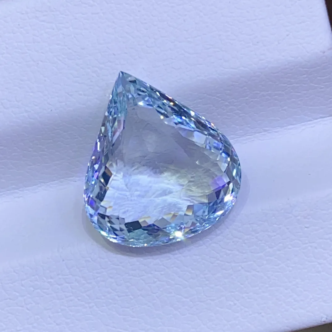 天然海蓝宝 海蓝色 
台面大 玻璃体 精切火彩漂亮 
7.36ct 规格15.3×13.8×6.3m