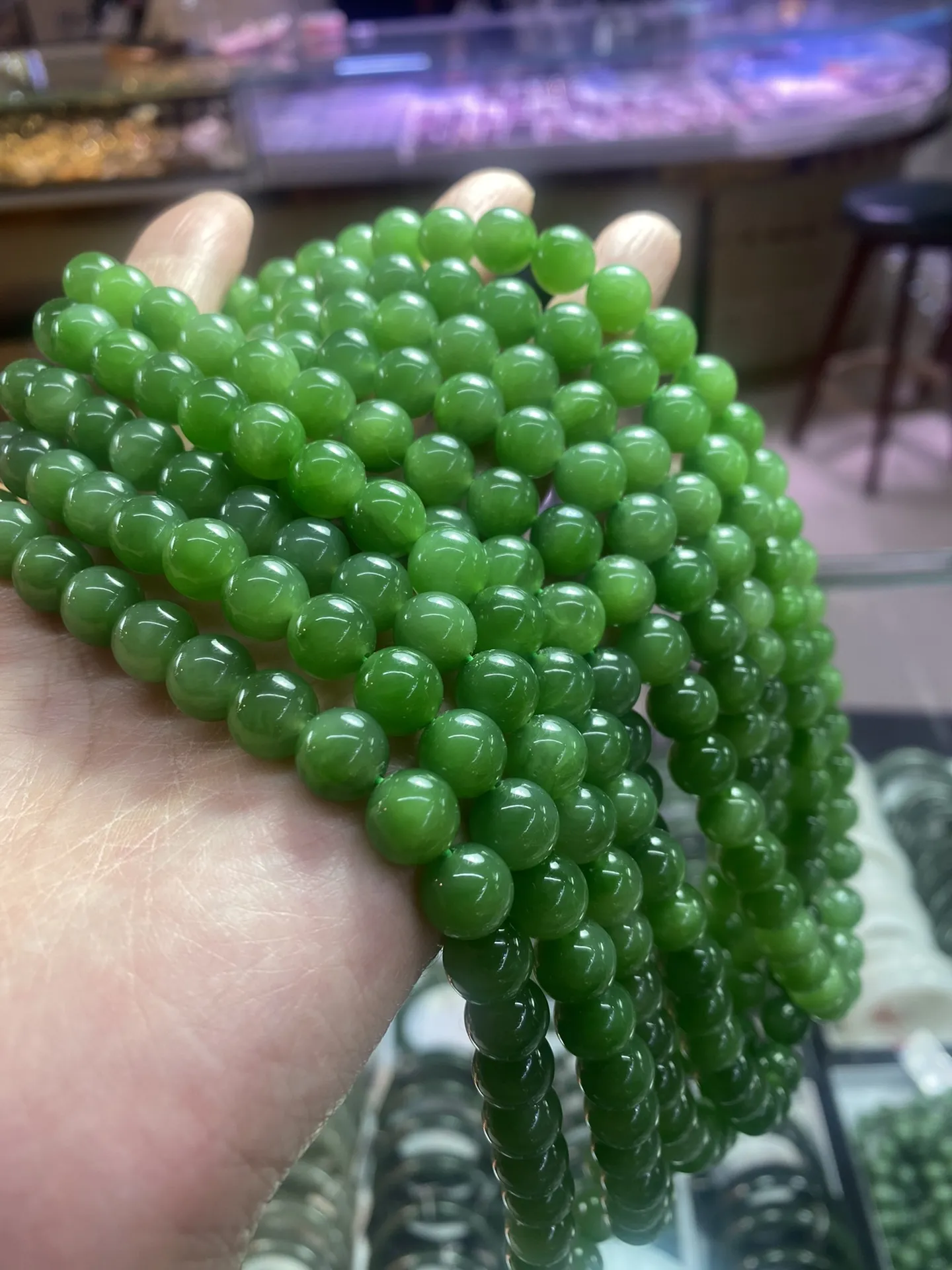 天然阳绿碧玉项链妈妈链。规格：10mm左右。玉质细腻冰润，阳绿，颜色鲜艳，一件价，同款随机