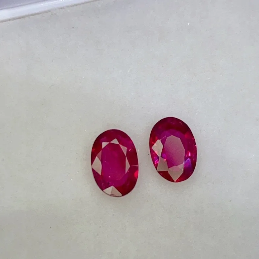 天然红宝石耳钉料 鸽血红
玻璃体 面大切工火彩足
一对0.93ct 规格5.8×4mm