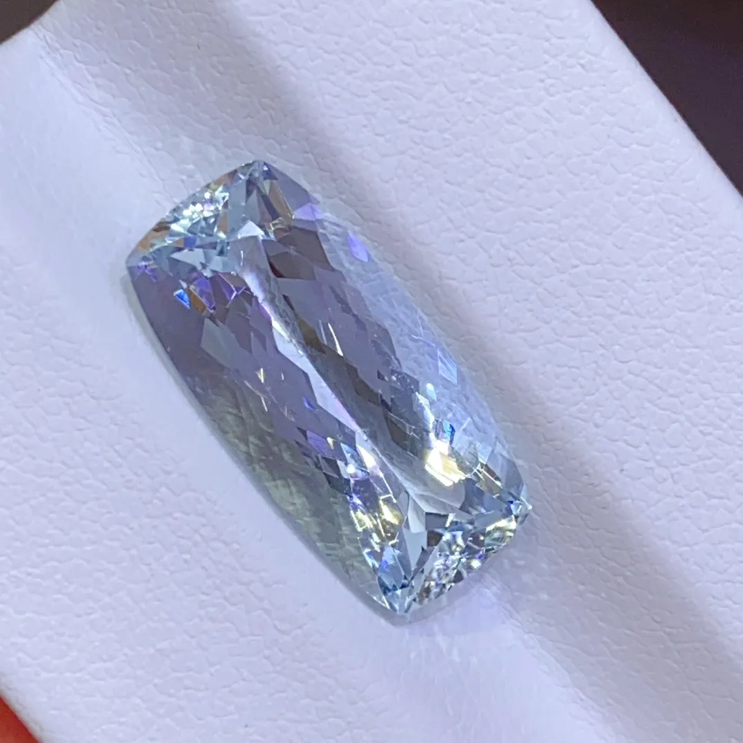 天然海蓝宝 海蓝色 
玻璃体 精切火彩璀璨 
7.05ct 规格18×8.8×6.4mm