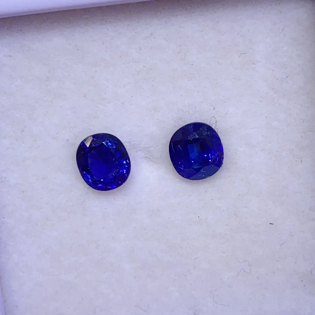 天然蓝宝石耳钉料 皇家蓝 
净度高 颜色美 精切工满火彩
一对1.38ct 规格6×5mm