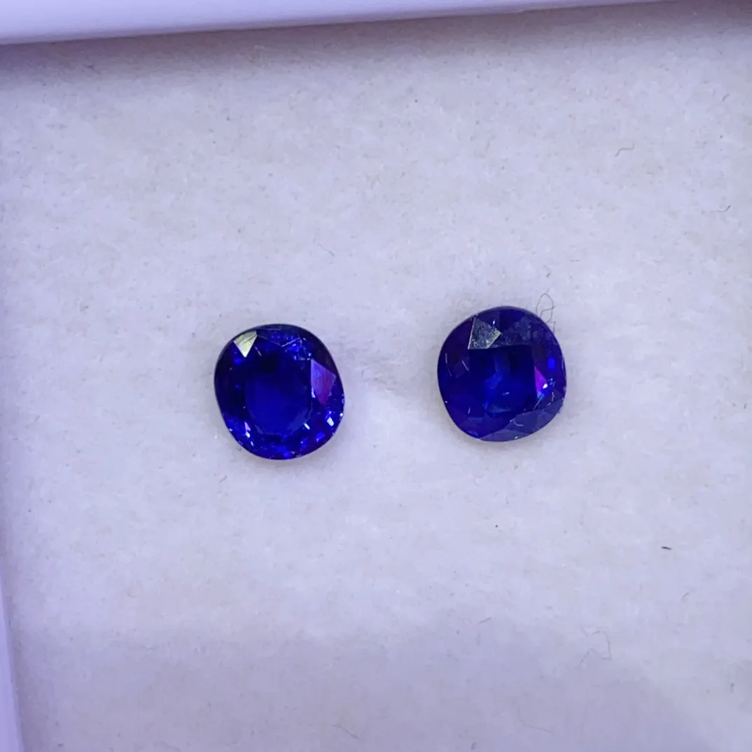 天然蓝宝石耳钉料 皇家蓝 
净度高 颜色美 精切工满火彩
一对1.38ct 规格6×5mm