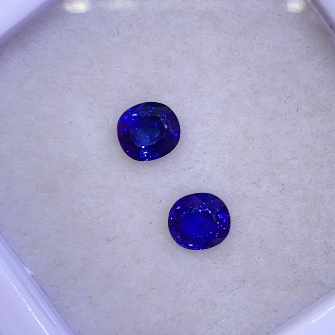 天然蓝宝石耳钉料 皇家蓝 
净度高 颜色美 精切工满火彩
一对1.12ct 规格4.8×4.3mm