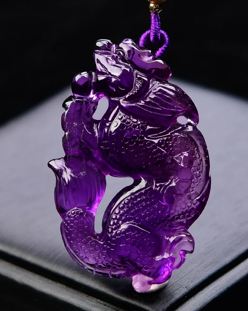 天然紫水晶龙吊坠龙是英勇权威的象征，寓意生意兴隆，吉祥安康，事事如意，紫气东来，晶体通透雕工栩栩如生，实物非常漂亮，珠链5mm天然紫水晶规格:54*34*15mm，重52.3g