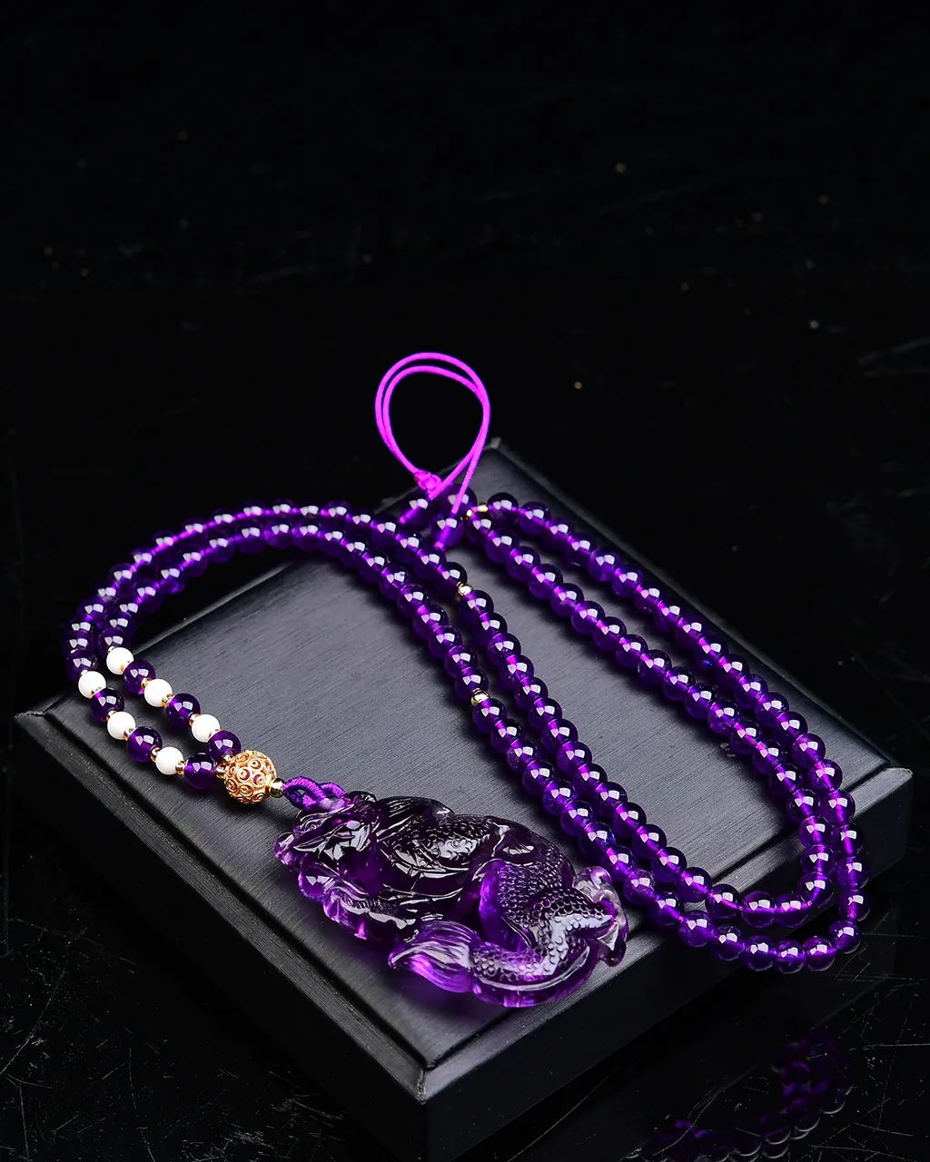 天然紫水晶龙吊坠龙是英勇权威的象征，寓意生意兴隆，吉祥安康，事事如意，紫气东来，晶体通透雕工栩栩如生，实物非常漂亮，珠链5mm天然紫水晶规格:54*34*15mm，重52.3g