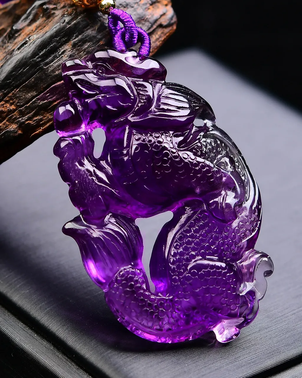 天然紫水晶龙吊坠龙是英勇权威的象征，寓意生意兴隆，吉祥安康，事事如意，紫气东来，晶体通透雕工栩栩如