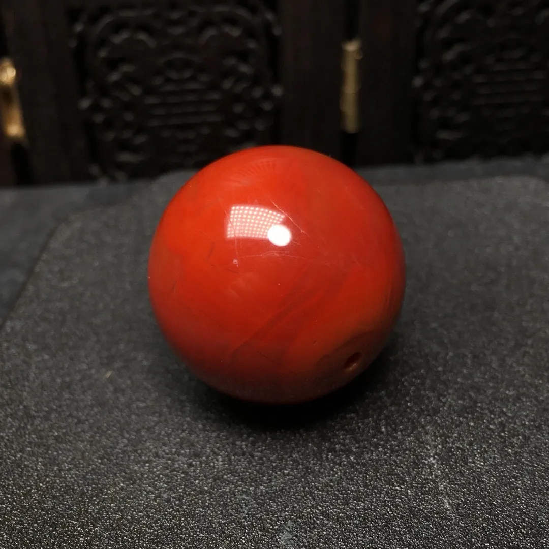 南红大单珠，柿子红，颜色艳丽，无瑕疵，颜色美，形态饱满，规格：28.6mm，重量：32.2克，非常漂