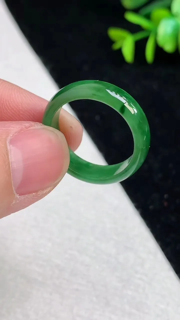 天然A货翡翠指环戒指，尺寸 18.7-6.3，重: 2.89g2024年4月19日
工厂直销收藏佳品